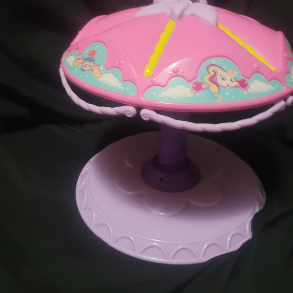 Fingerling Carousel Toy Set + 8 Fingerlings - Picture 10 of 10